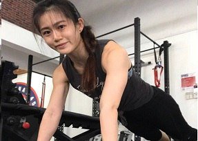 Gái xinh đi tập gym để được nhìn con cu to bự của HLV