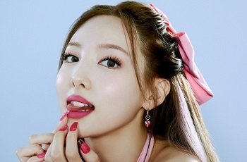 Nayeon TWICE cặp với đại gia nhiều tiền